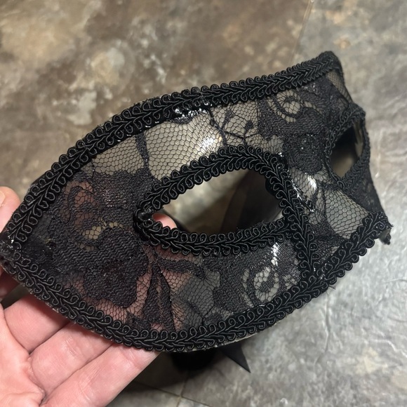 Elegant Black Lace Venetian Masquerade Mask - Picture 2 of 4